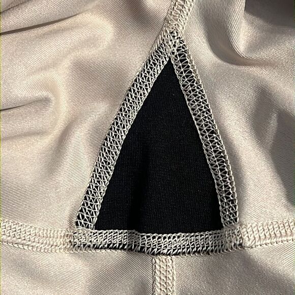 LULULEMON Luxtreme Leopard Print Capris Size 8 - Picture 13 of 15